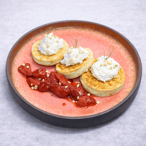 Фото Панкейки с клубникой со сливками